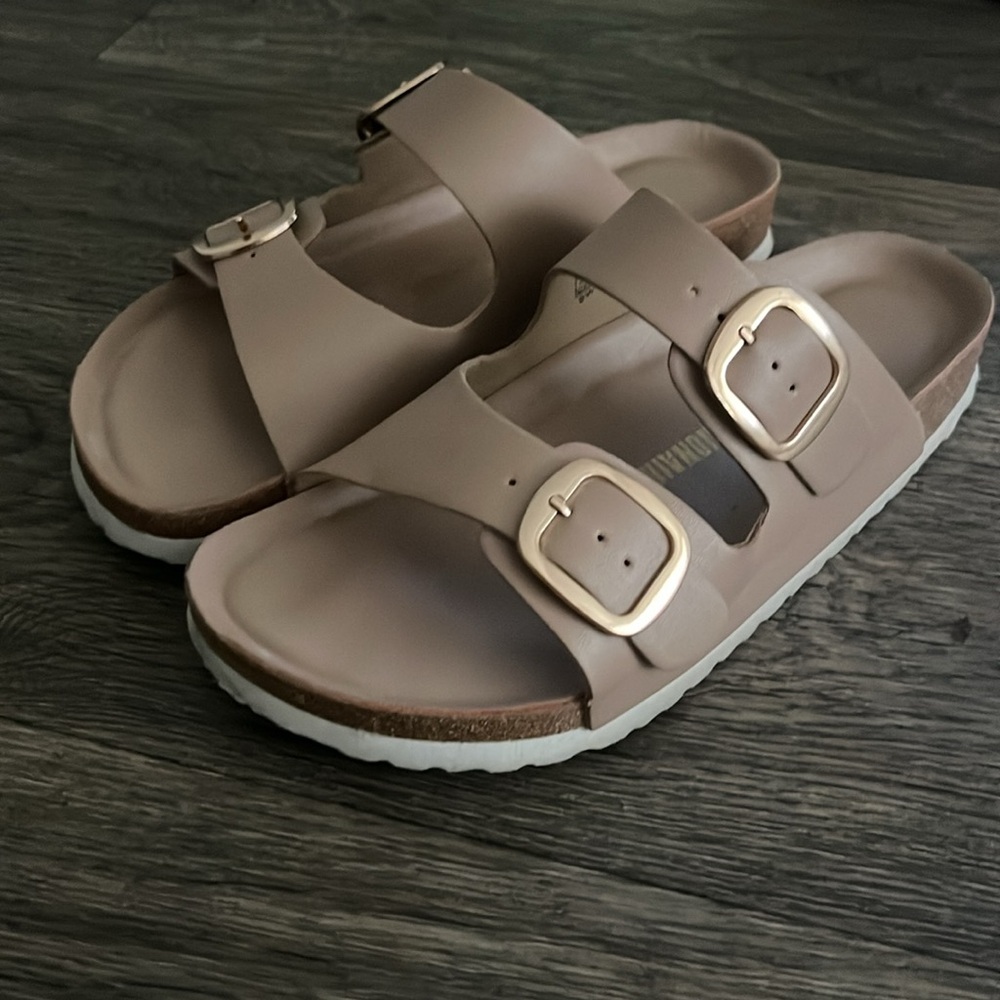Women’s Cushionaire buckle sandals size 9 wide